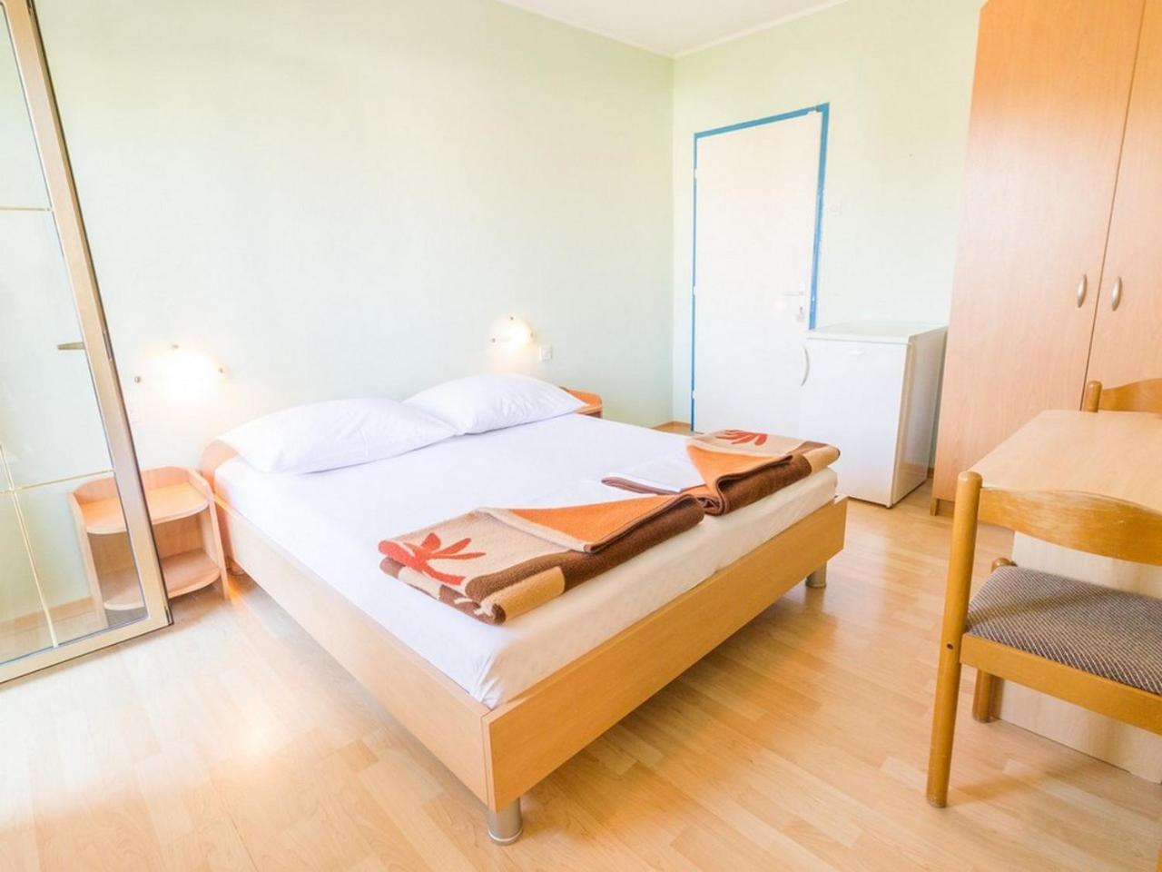 Apartment And Rooms Kristina Baska  Bagian luar foto