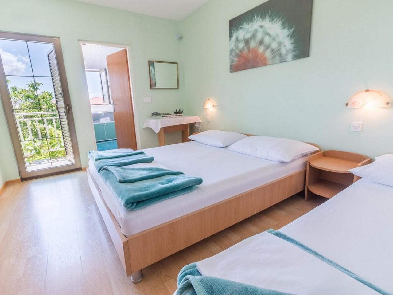 Apartment And Rooms Kristina Baska  Bagian luar foto