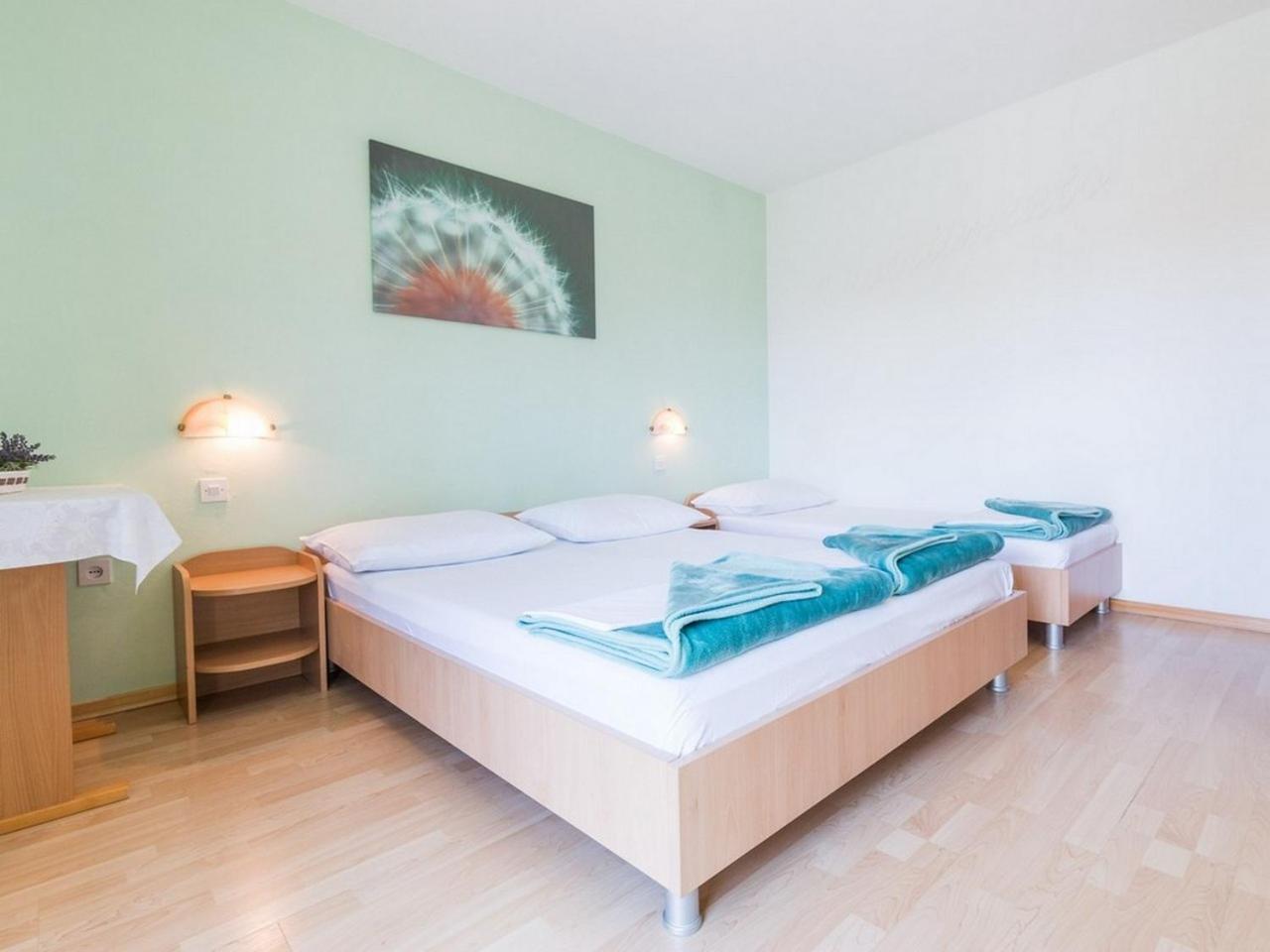Apartment And Rooms Kristina Baska  Bagian luar foto